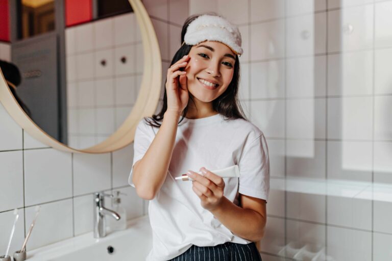 Dermatologia integrativa para tratamento de acne com elementos naturais e água.